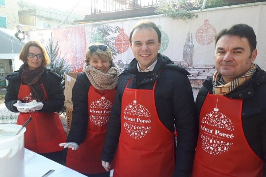 Gradonačelnik i njegovi zamjenici dijelili su posjetiteljima Adventa bakalar