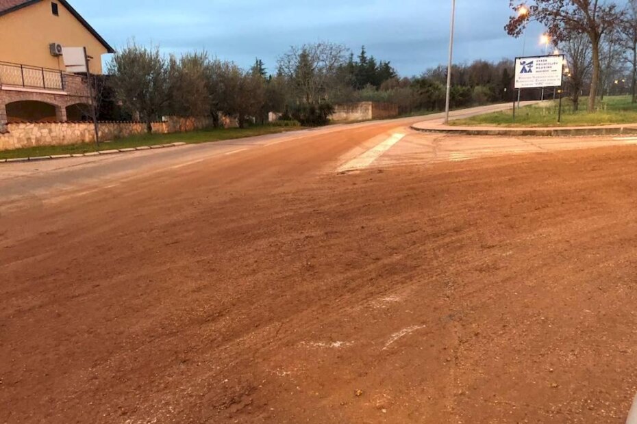 Ulica Materada prema Malom Maju prepuna blata (fotografiju snimio čitatelj)