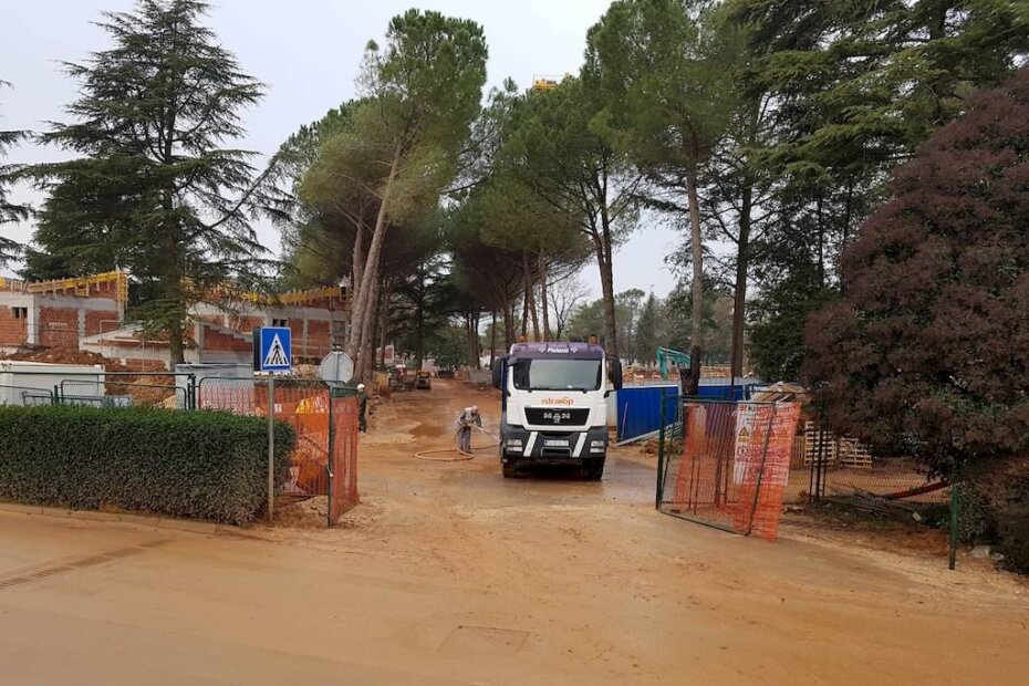 Radnik na izlazu sa gradilišta pere kamion šmrkom, no, to nije dovoljno