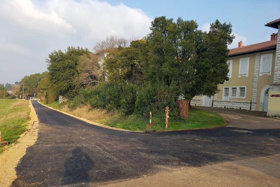 Asfaltirana staza uz školu