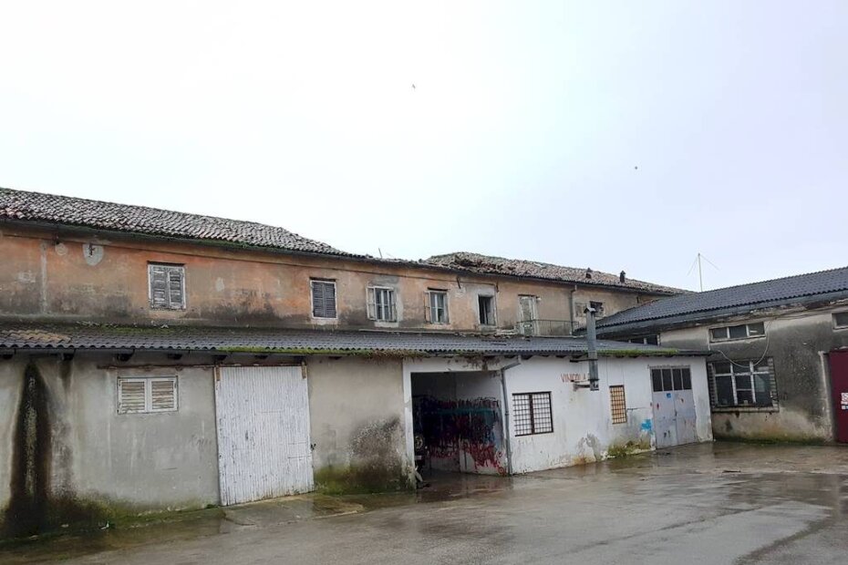 Radnik se ozlijedio propavši kroz trošni strop zgrade u sklopu nekadašnje tvornice ribe "Školjka"
