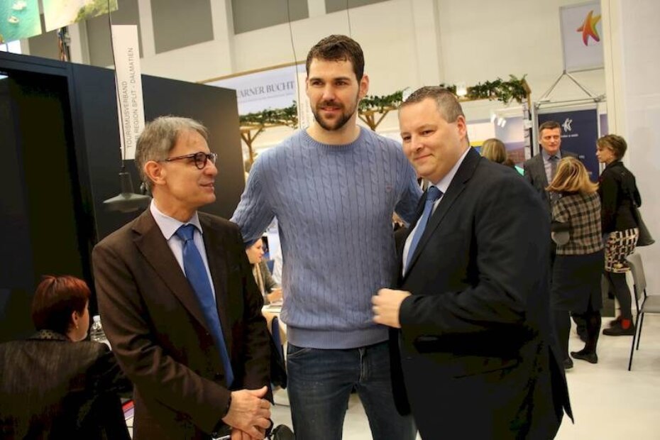 Igrač berlinskog Füchsea Jakov Gojun sa ministrom Capellijem  i direktorom Staničićem