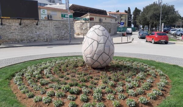 Poreč: Mozaik-pisanica na kružnom raskrižju kod gradske tržnice