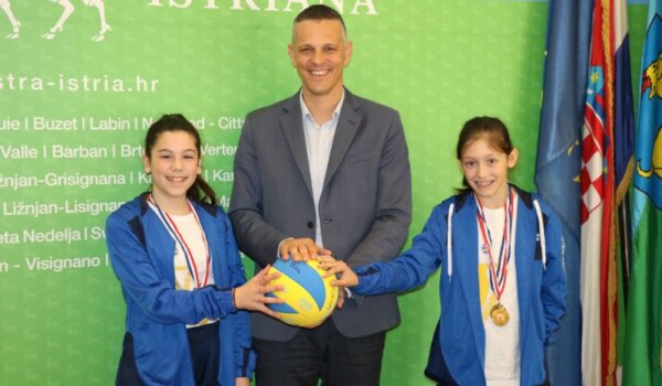 Župan Flego primio državne prvakinje u mini odbojci iz Funtane i Vrsara