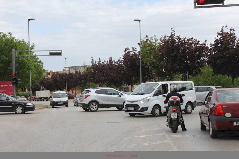 Zbog velikih gužvi na gradskim prometnicama, policija poziva na pojačan oprez