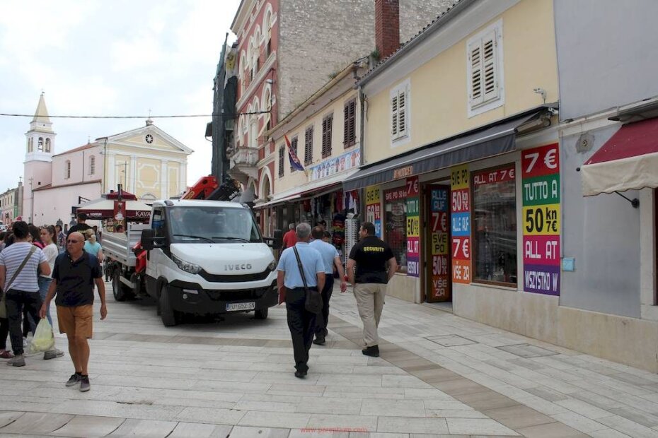 Trg slobode u Poreču jučer po dolasku komunalnih redara