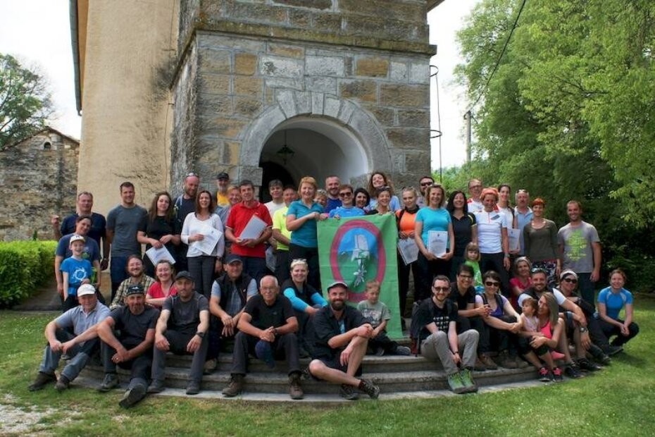 Školarci i izletnici pred grdoselskom crkvom