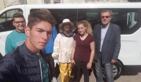 Prva vožnja školskim vozilom na terensku nastavu Pčelarstva
