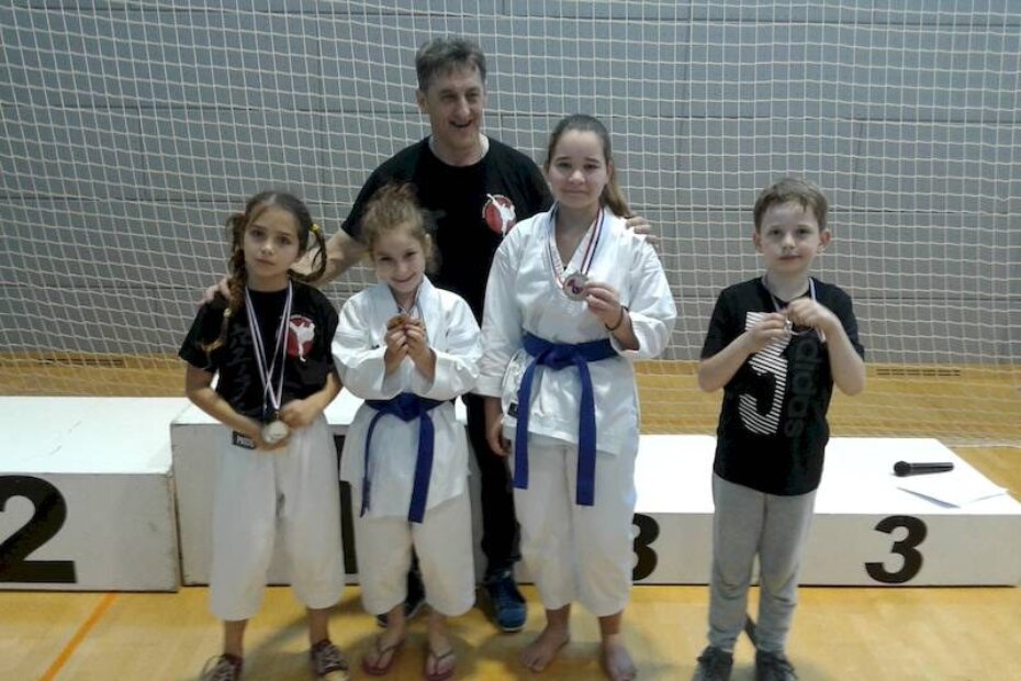 Porečki karatisti sa svojim trenerom