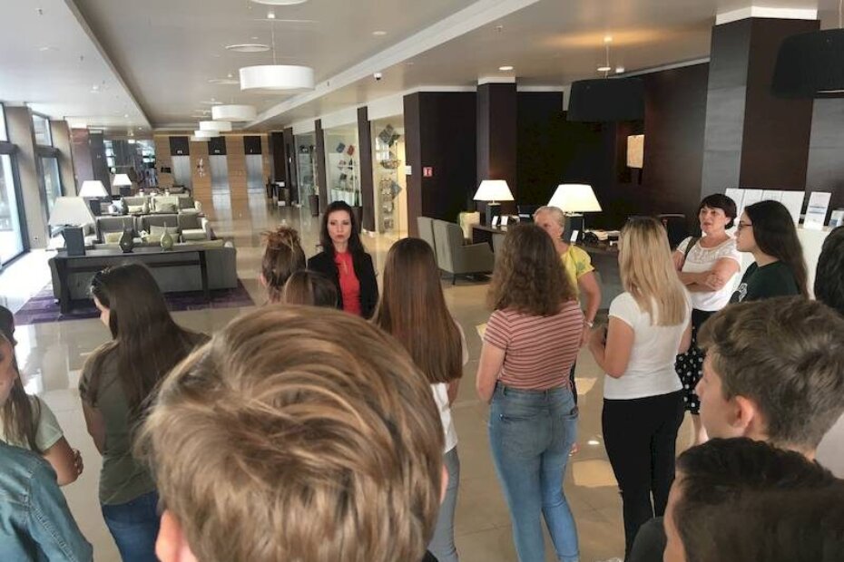 Direktorica hotela Ana Budimir sa učenicima