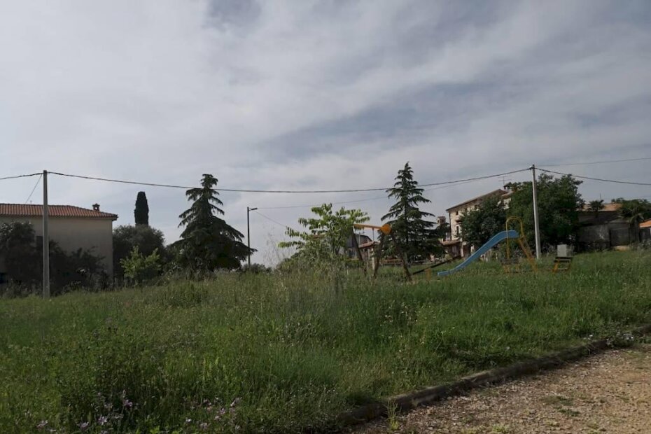 Visoka trava na dječjem igralištu u naselju Rogovići