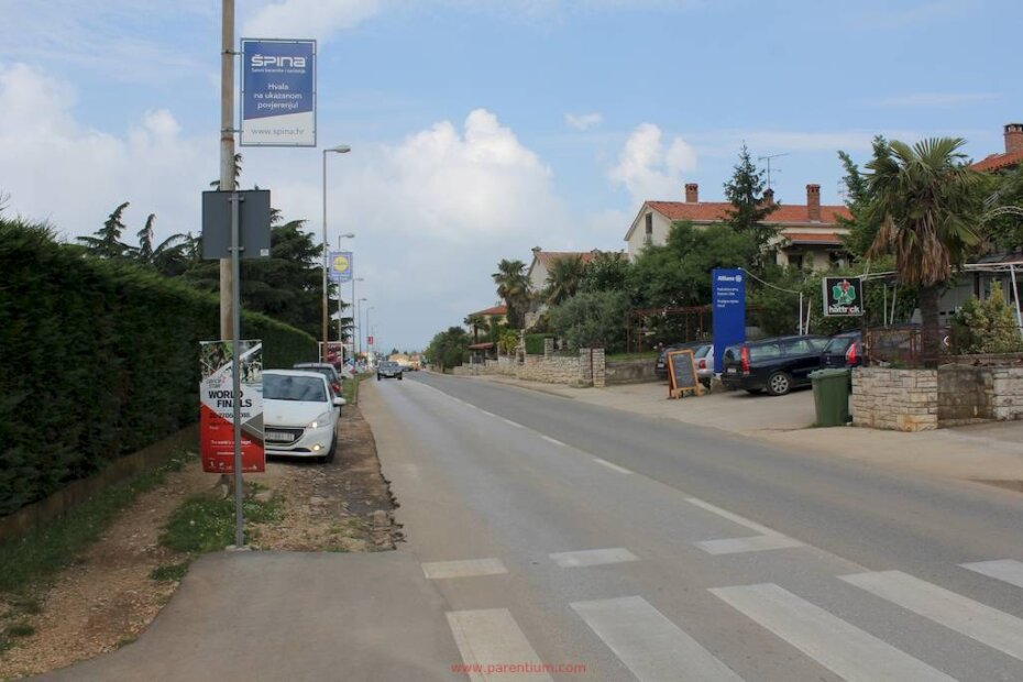 Nedovršeni dio pločnika u Vlašićevoj ulici u Poreču