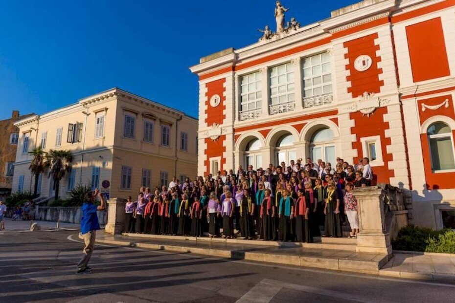 Zajednički nastup na stepenicama POUP-a