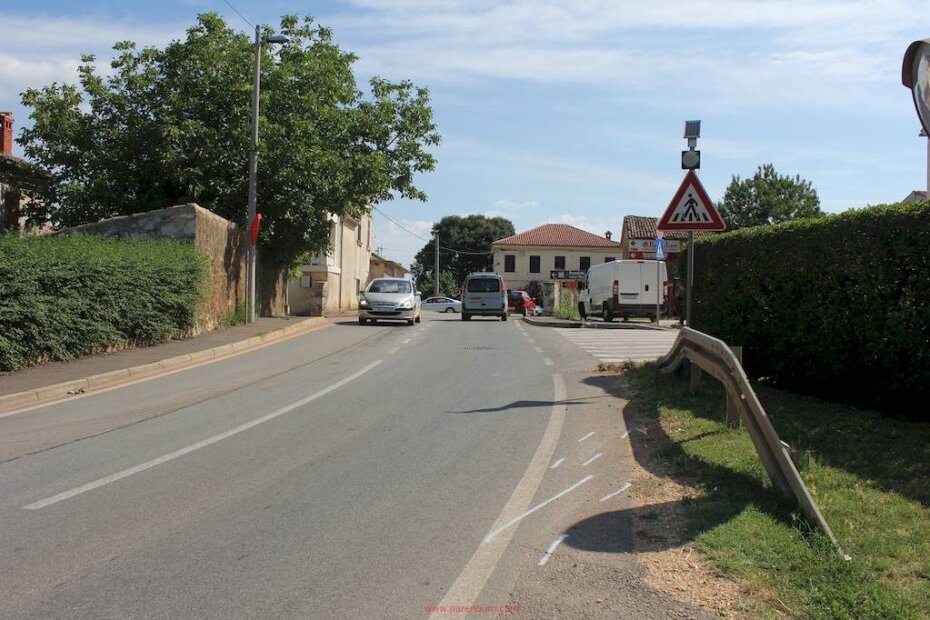 Automobil je udario u metalnu ogradu (desno)