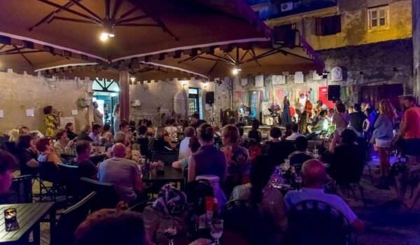 Brojna publika, Transhistria Ensemble i Tamara Obrovac na dvosatnom džez-putovanju istarskom i mediteranskom tradicijom