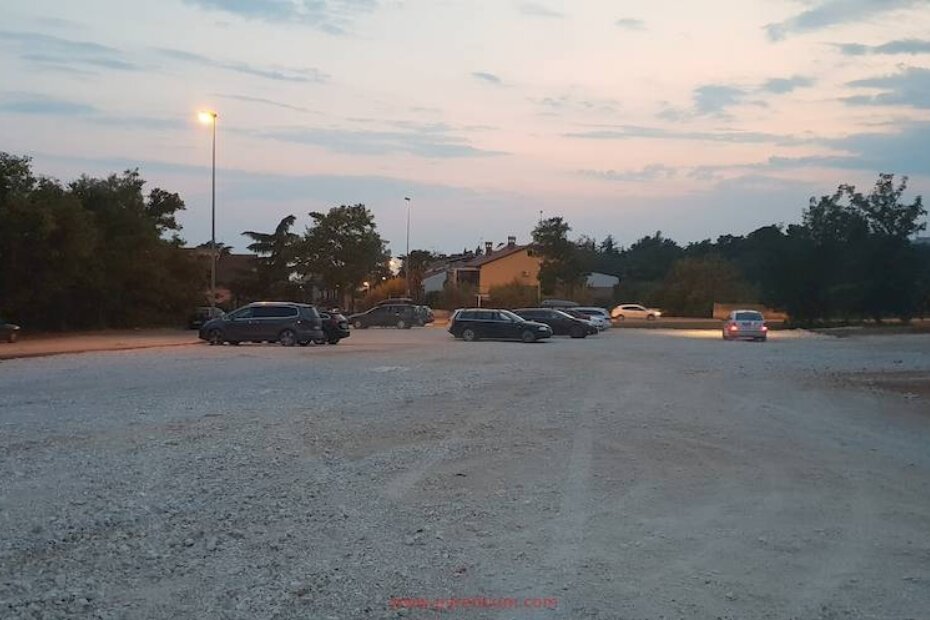 Parkiralište za Porečane i druge nesretnike koji ne stanuju u hotelu