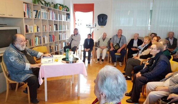 Sretne priče: Knjižnice pokrenule val čitanja štićenicima domova za starije i nemoćne u Istarskoj županiji
