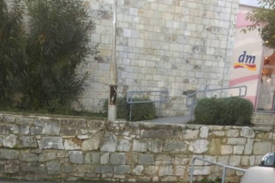 Komunalni redari naložili uklanjanje ilegalno postavljene rampe. (fotografiju snimio čitatelj)