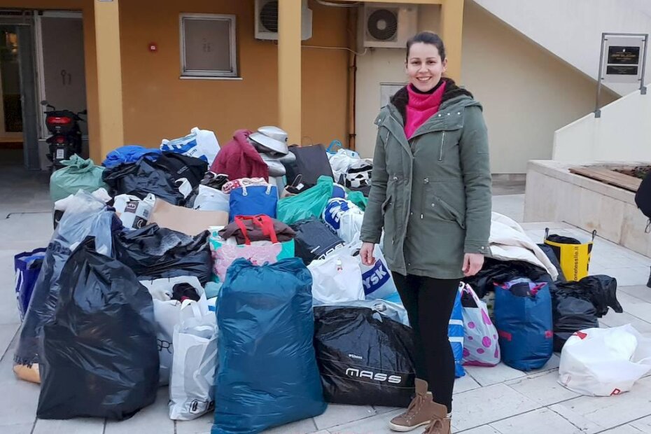 Nataša Cvijanović uz hrpu vreća s toplom odjećom na središnjem gradskom trgu