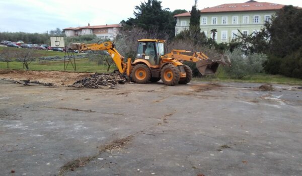 Radovi na uređenju sportskog igrališta porečke SŠ Mate Balote