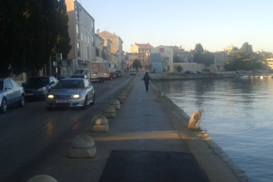 Opasna pješačka staza u Peškeri godinama bez rješenja (arhiva)