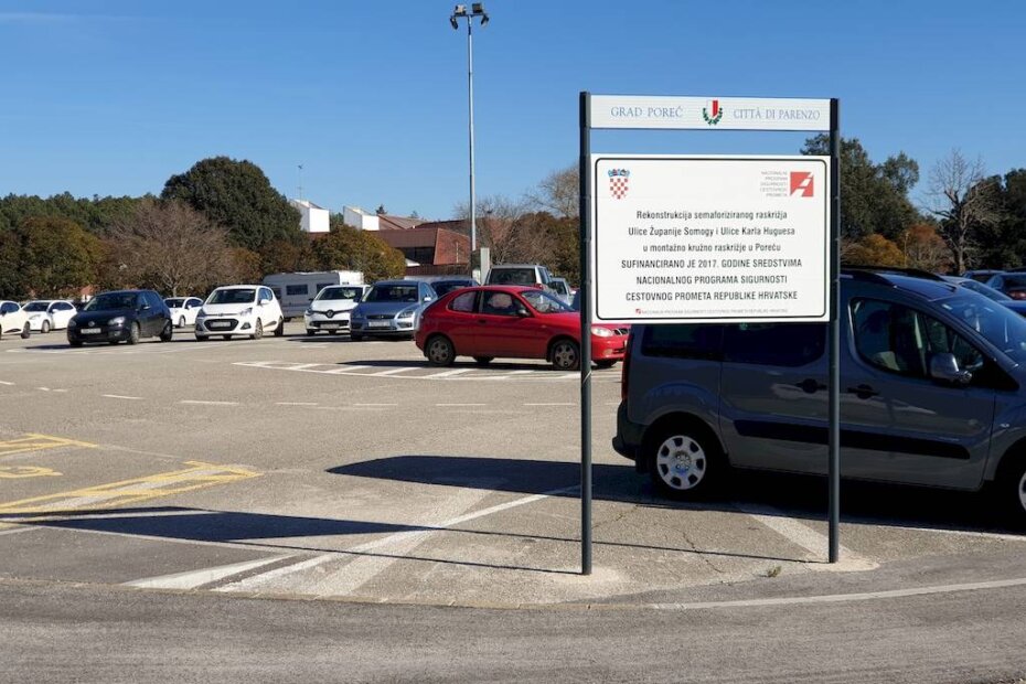 Tabla na parkiralištu kod Osnovne škole Poreč