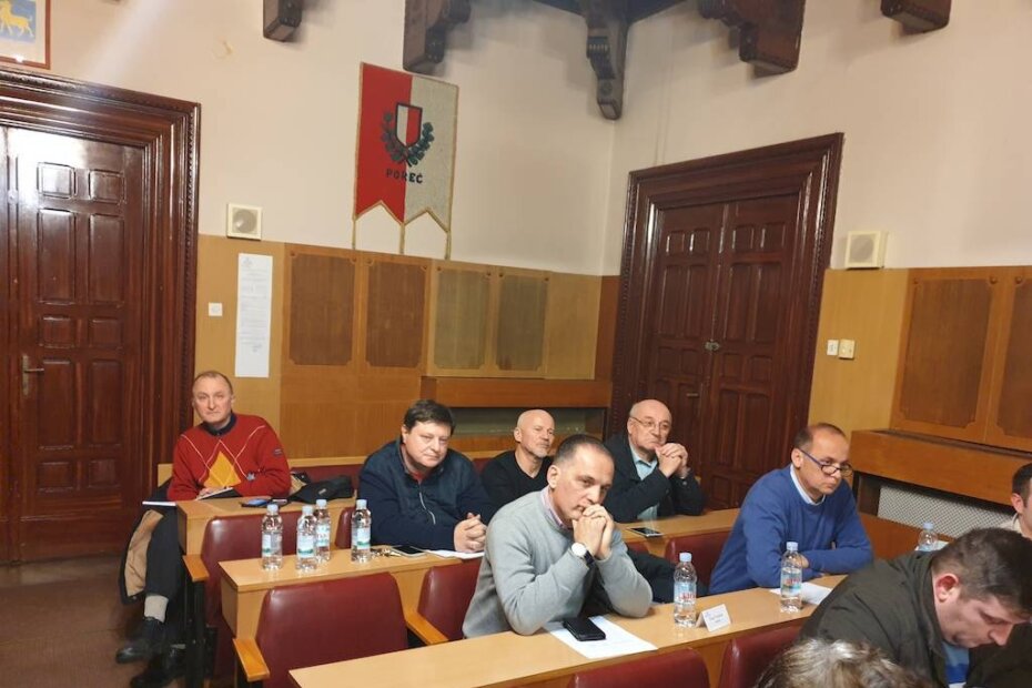 Sjednici su bez prava glasa prisustvovali predstavnici tvrtke HEGRA iz Viškova (pretposljednja klupa)