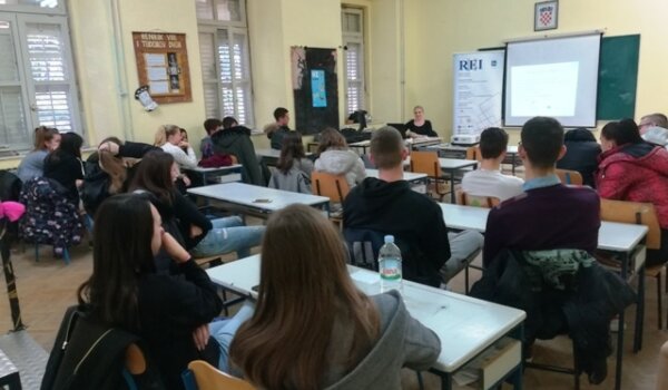 Maturanti Srednje škole Mate Balote na interaktivnoj radionici o postupku samozapošljavanja