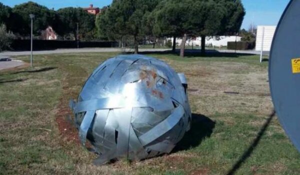 Oštećena skulptura u Novigradu