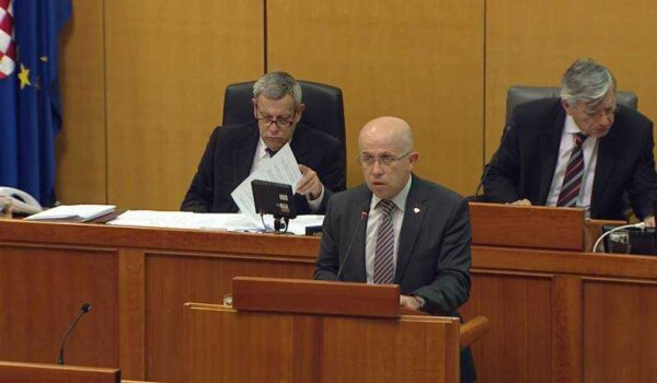 Daus: Umjesto reforme, samo forma