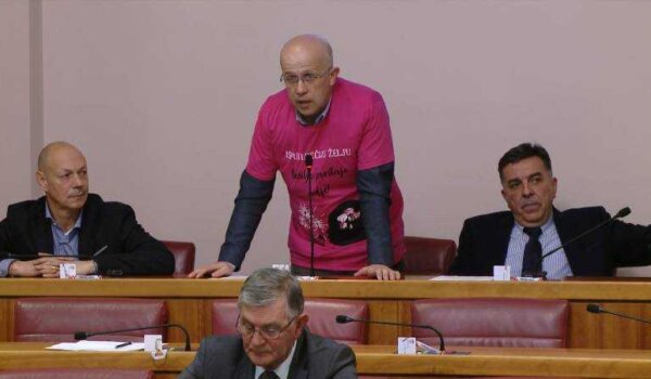 Buzećanima odjevenim u ružičaste majice zabranjen ulazak na galeriju Hrvatskog sabora