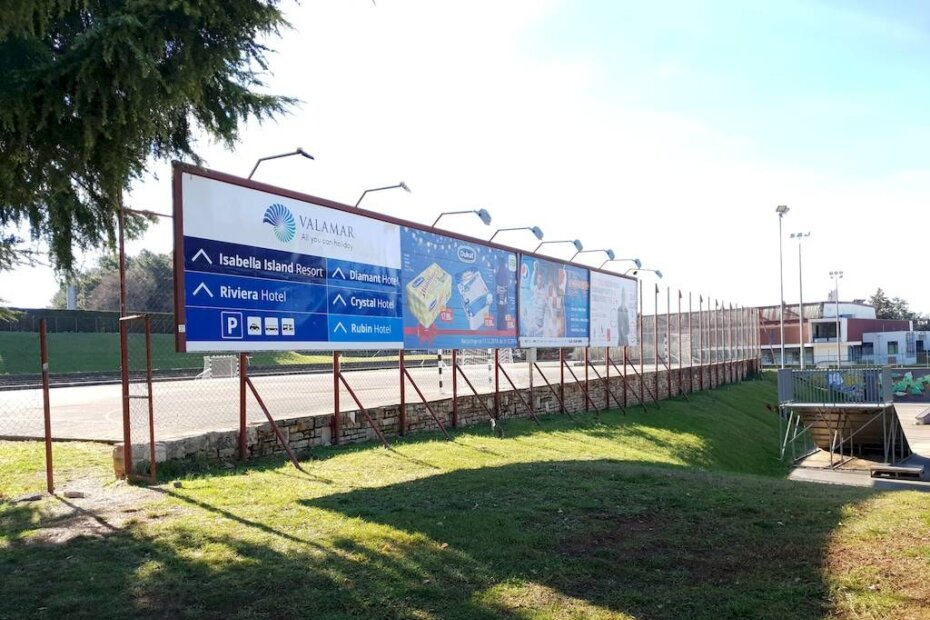 Reklamni panoi kod nogometnog igrališta SRC "Veli Jože" u Poreču