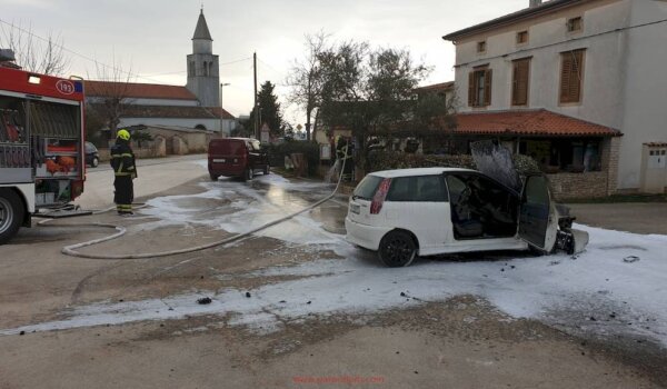 U Žbandaju se zapalio Fiat punto