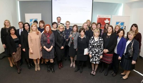 Napredovanje žena zaustavljaju šefovi i podobni