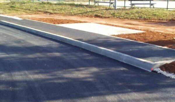 Asfaltirana prometnica i autobusno ugibalište u Cancinima