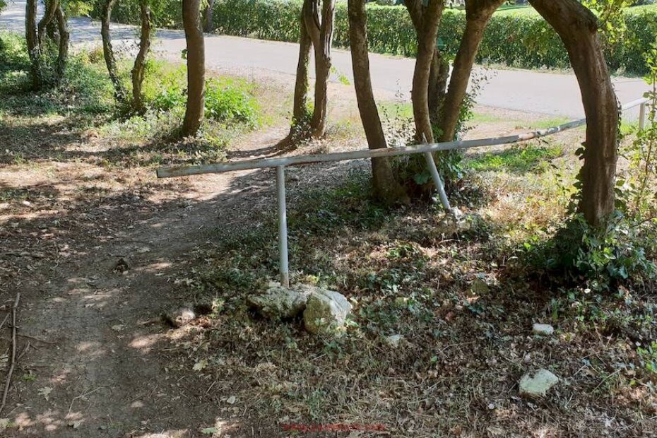 Biciklisti su se snašli i utrli put kroz šumicu, ali je ta devijacija opasna i nepotrebna