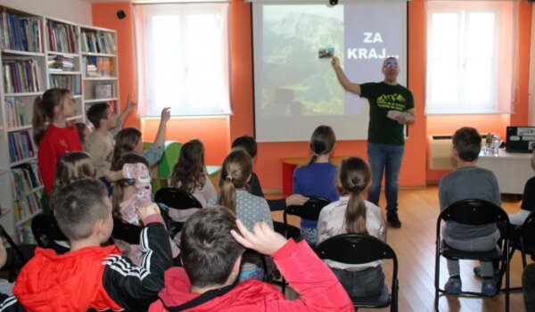 Susret učenika s planinarem i putopiscem u Gradskoj knjižnici Poreč