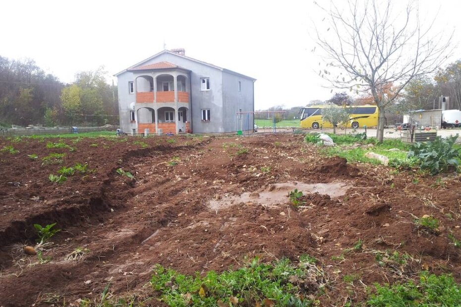 Mještani kažu da je parcela izložena djelovanju oborinskih voda