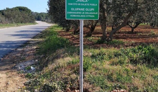 Biograd svima koji na divlje ostavljaju smeće poručuje da su ‘glupani glupi’. Ozbiljno, postavili su table