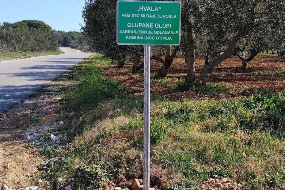 Tabla na divljem odlagalištu u Biogradu (Foto: Ante Fuzul)