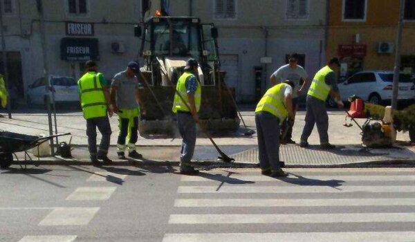 Nasipavanje puteva u prigradskim naseljima, sanacija oštećenja na gradskim prometnicama