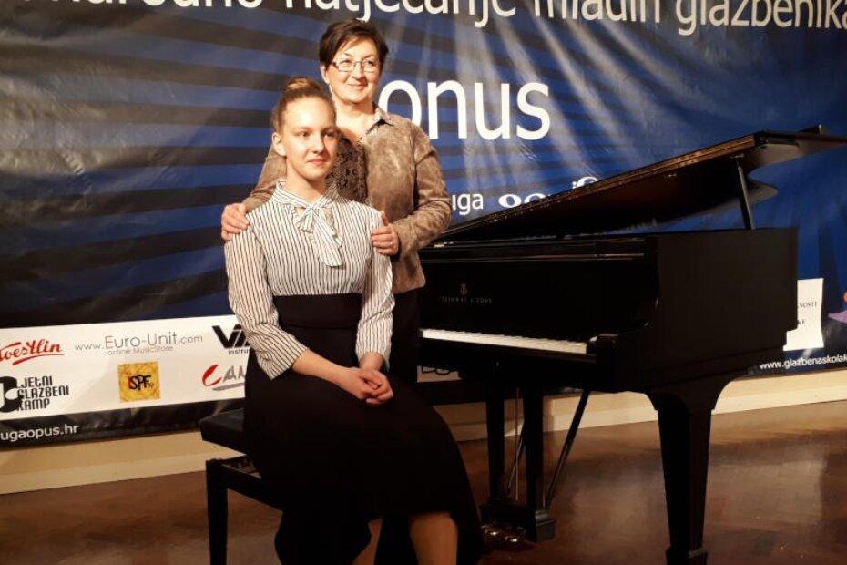 Mia Vidnjević i učiteljica Suzana Ursić