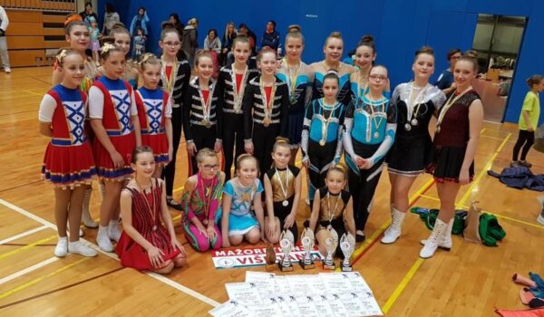 Mažoretkinjama iz Višnjana i Tara 17 medalja u Kočevju