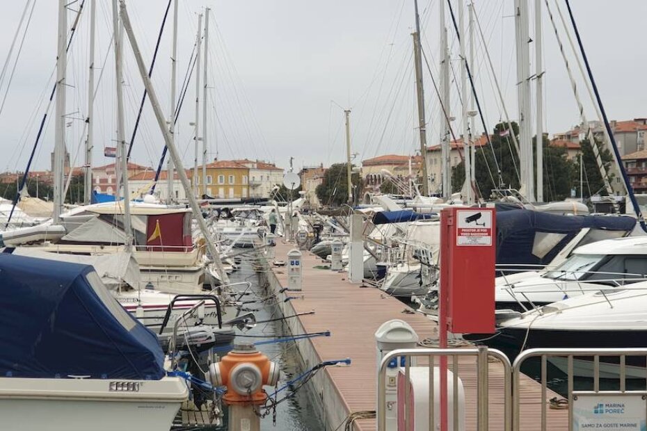 U jedno od plovila privezanih u porečkoj marini prodrla je voda