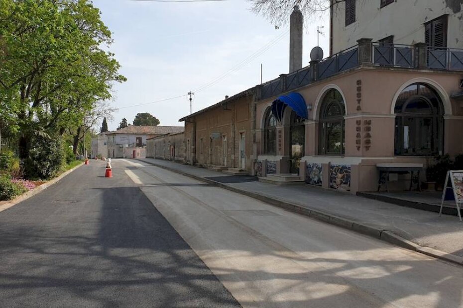 Pogled na ulicu kod restorana Hrast