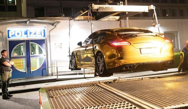 Sjajno zlatna Porsche Panamera zaplijenjena zbog zasljepljivanja drugih vozača