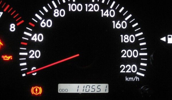Znate li da je propisano koliko brzinomjeri na automobilima mogu ‘varati’?!