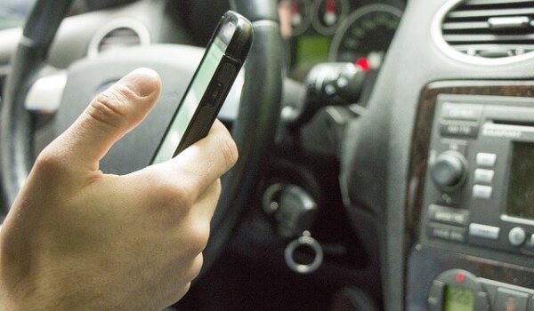 Procjenjuje se da će uskoro biti 20 posto vozača ovisnika o mobitelima u vožnji!