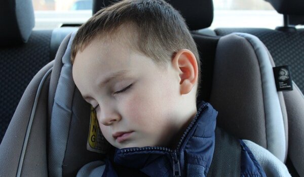 Uskoro dolaze visoke temperature: Ne ostavljajte djecu u automobilima!