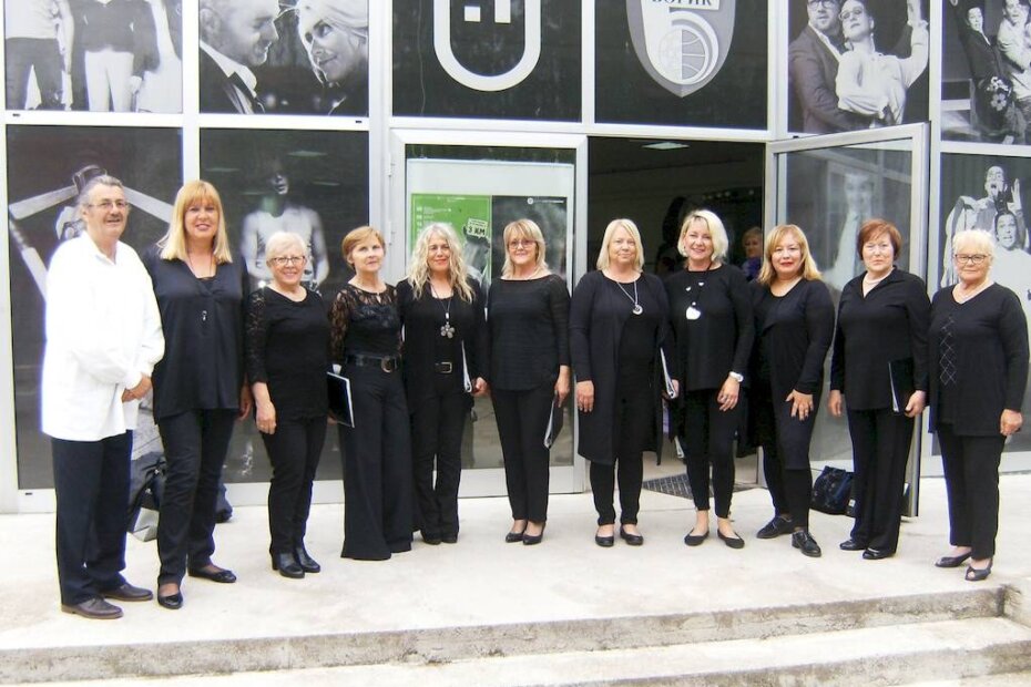 Zboraši pred kazalištem u Banja Luci